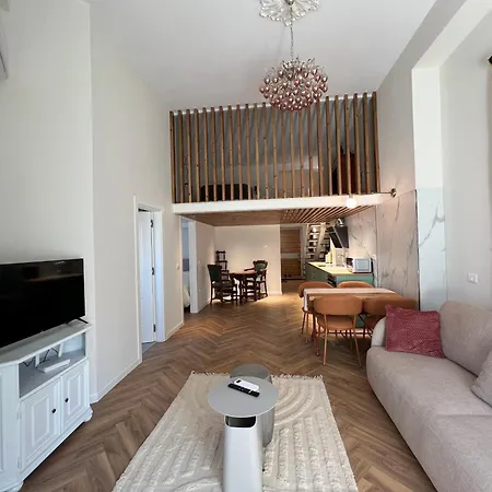 Denny's Center Duplex Apartment
