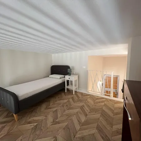 Denny's Center Duplex Apartment *